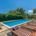 Ferienhaus Lord House, A Fenced Garden & Pool Villa, Ideal For Groups Gradisce (Istria)