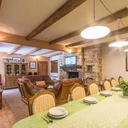 Lord House, A Fenced Garden & Pool Villa, Ideal For Groups 度假居 *