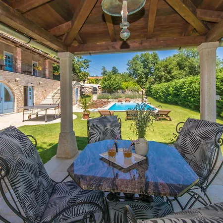 Lord House, A Fenced Garden & Pool Villa, Ideal For Groups 度假居 *